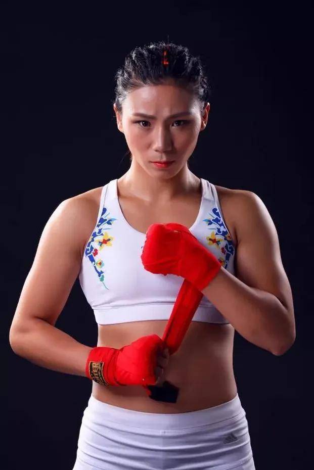 女拳击手胆身材露乳庆祝,引发争议不断_比赛_方式_行为
