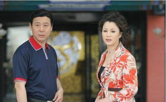 而在演艺事业最前途无限好时,于小慧突然选择了嫁人.