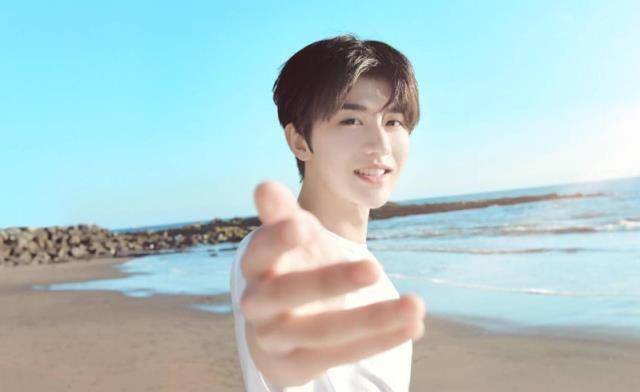 蔡徐坤向导演们鞠躬行李,却唯独忽视杨幂,杨幂的笑容耐人寻味!