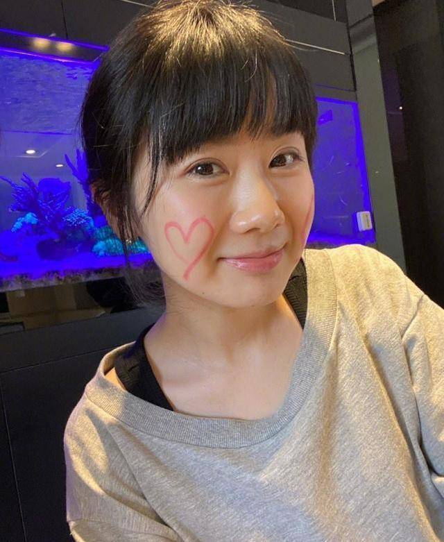 32岁福原爱晒照,麻花辫配印花裙可爱,皮肤通透还是那个瓷娃娃_小爱