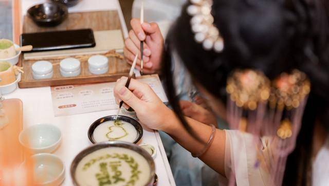 23岁的胡馨怡和在本次活动上相识的邢祥龙通过现场老师的指导下正在一