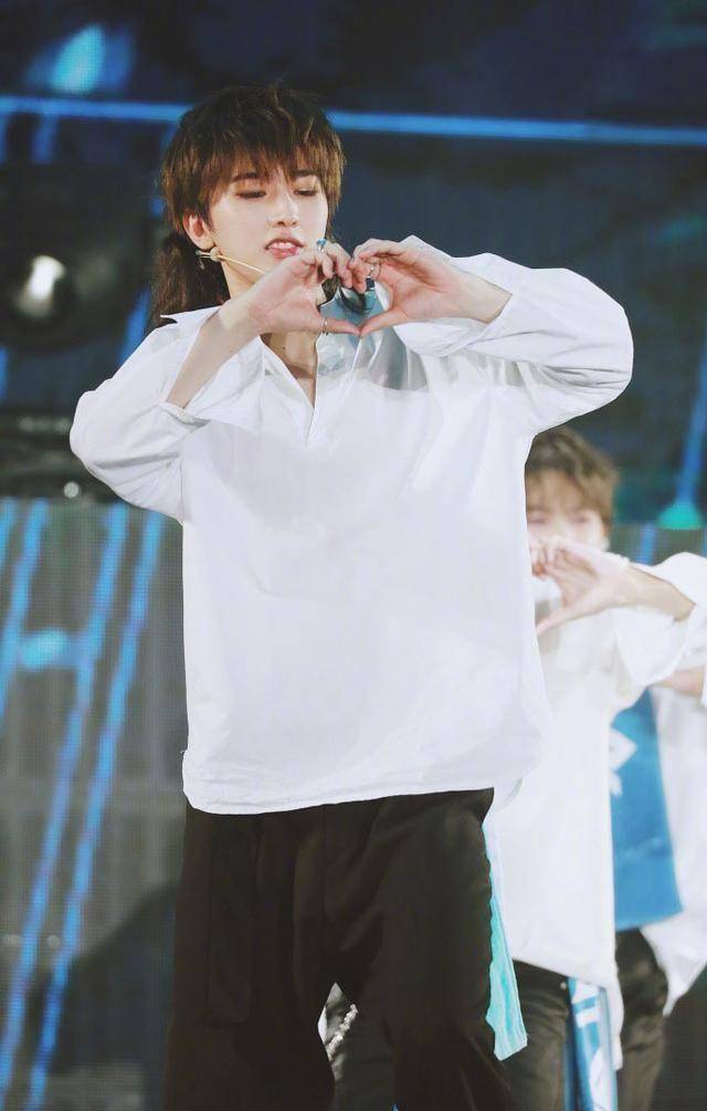 蔡徐坤比心太撩人,粉丝评论毫无抵抗力!_偶像_实力_个人