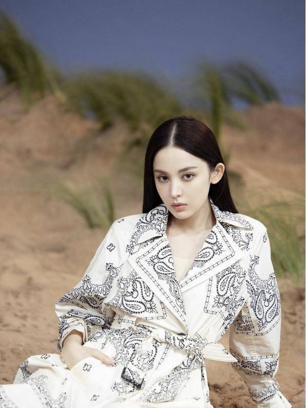 古力娜扎穿白衬衫好清新,搭配印花裙复古感十足,眼神迷离真勾人_褶皱