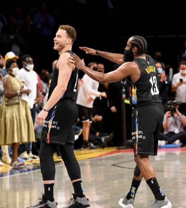 米德尔顿开始防守杜兰特,这样的情况也是让杜兰特相当兴奋
