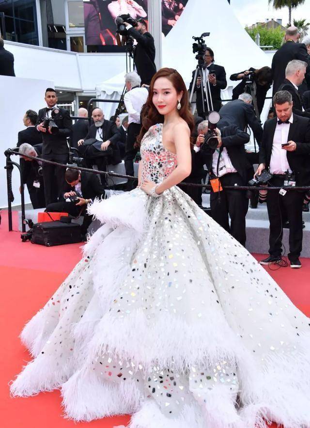 郑秀妍inramikadi特别定制款又一位来红毯秀身材的超模izabelgoulart