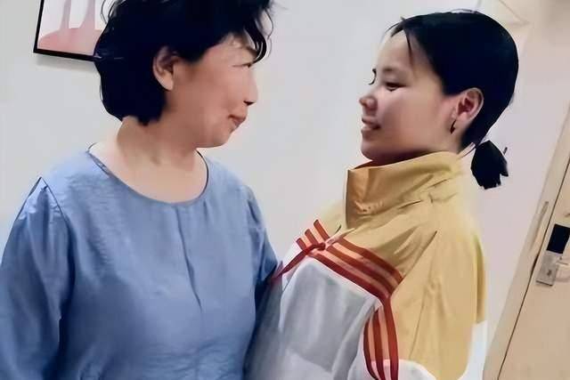 杜新枝夫妇带女儿旅游,却跟女儿走散超着急,网友却纷纷心疼许敏_时候