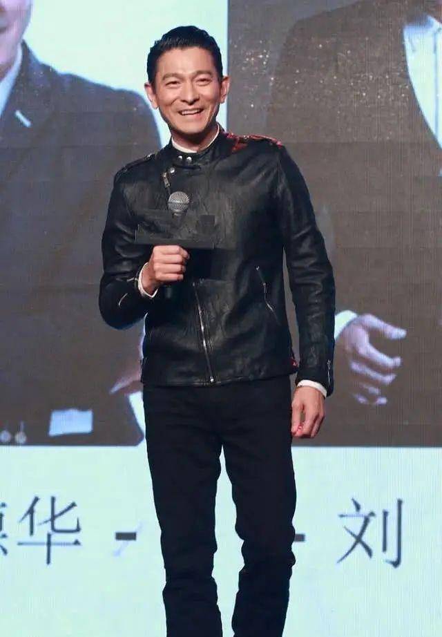 刘德华和小姨子合照,61岁依然帅气,34岁小姨子穿半裙魅力十足_黑色