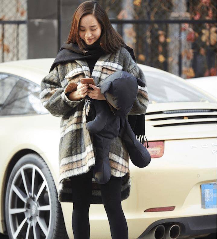 王智彻底抛弃帅气形象,黑丝袜搭配毛呢大衣,尽显淑女魅力!