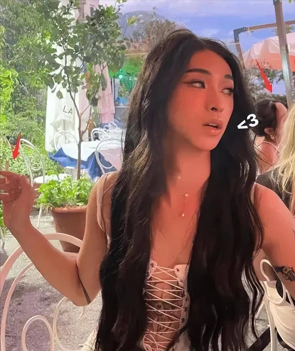 而穿着这种蕾丝边性感女装的画面,做出各种火辣诱人造型,对于恩利来说