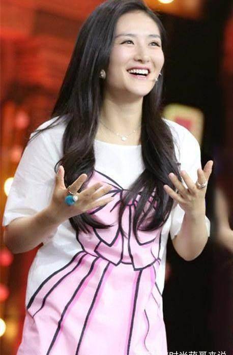 古力娜扎的这件长款t恤太惹眼,谢娜的这件可爱了!_郑爽_感觉_唐艺昕