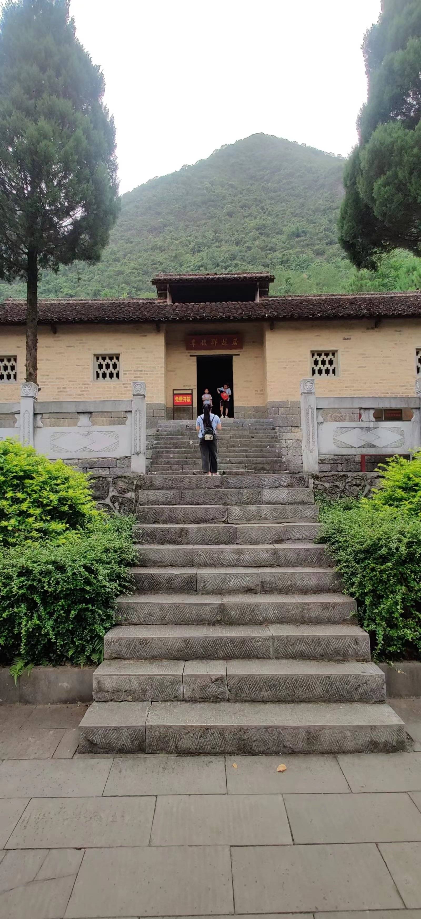 韦拔群故居遗址及旧墓简介韦拔群的家原在东里村委往屯(今拔群小学)