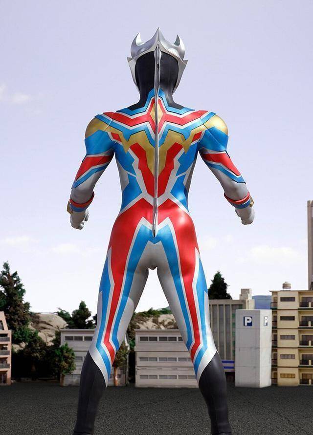 德凯奥特曼强劲型官方皮套实物三视图刷新粉丝审美下限的背部_形态