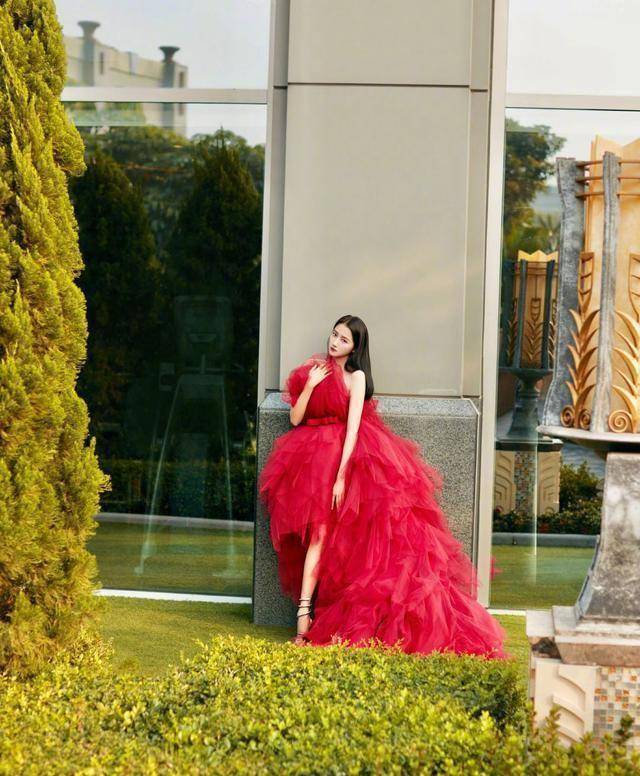 关晓彤与吴宣仪差6cm,同是红色纱裙造型,不是腿长就能赢!