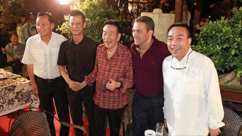 杨少华被传病危后首现身,瘦骨嶙峋走路蹒跚,560亿惹争议_相声_杨议