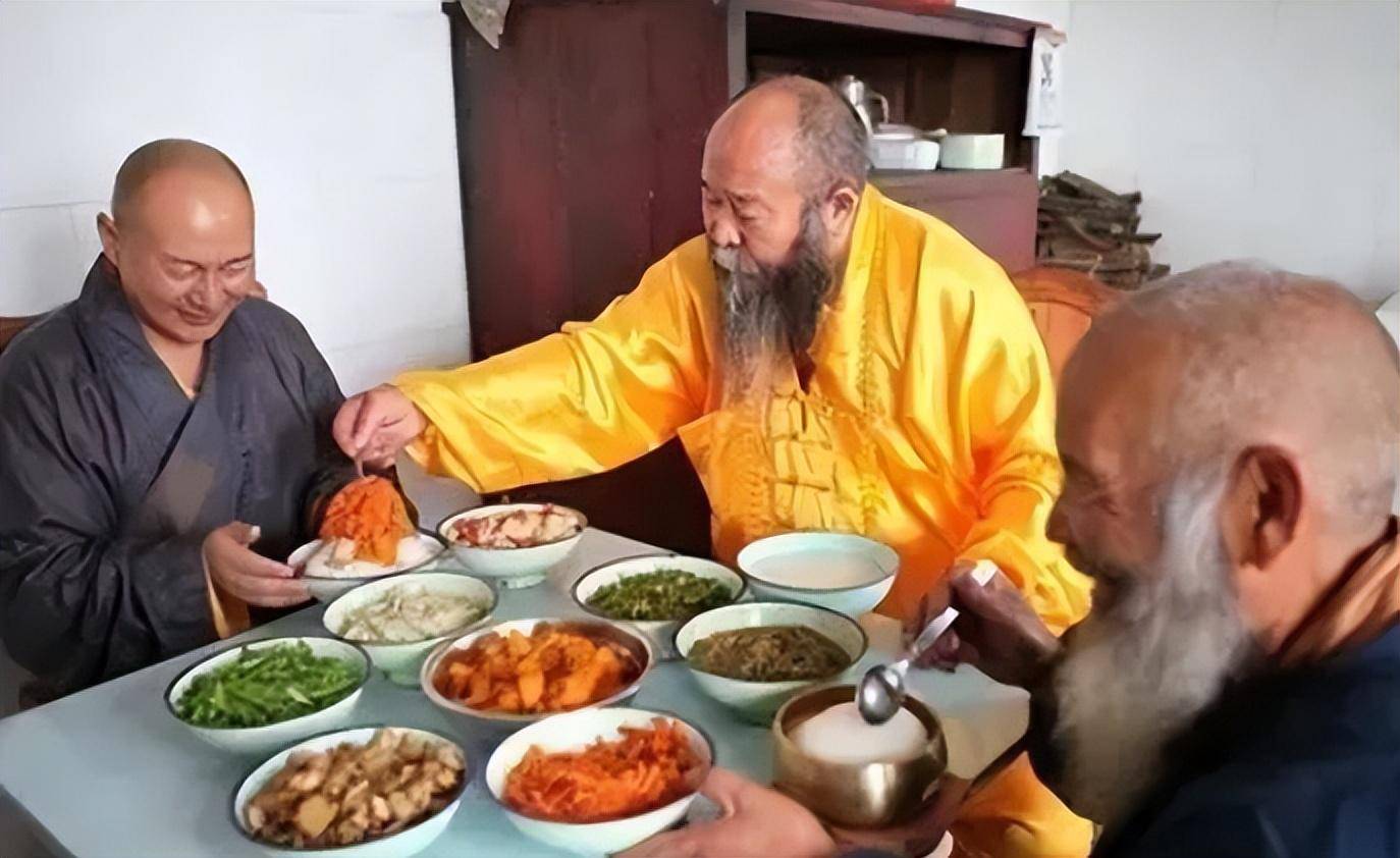 和尚们每天吃素,为何个个都是肥头大耳,看看他们的伙食你就懂了_寺庙_肉类_饭食