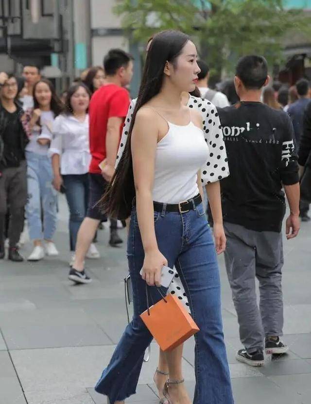 长度大概到小腿肚半到大腿内侧半米之间,实际上长一点是可以直接拖到