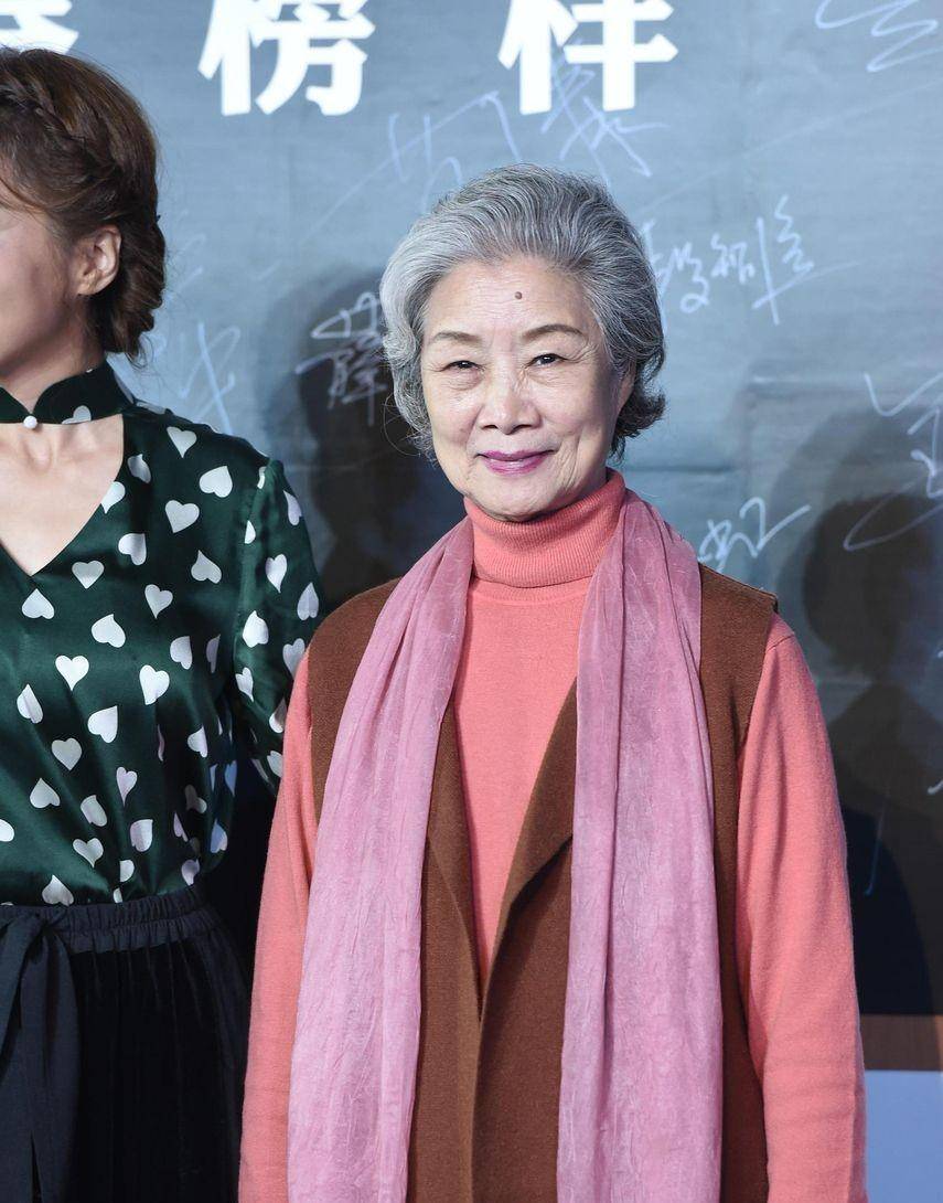 看了82岁吕中打扮,我悟了:穿裙不搭运动鞋,头发微卷,优雅到老_时尚