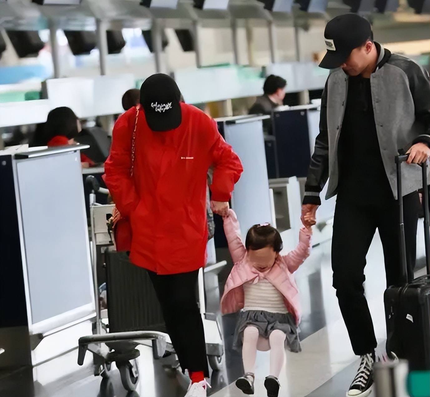 刘恺威小糯米再合体,跟家人穿亲子鞋,9岁小糯米长腿吸睛像妈妈_网友