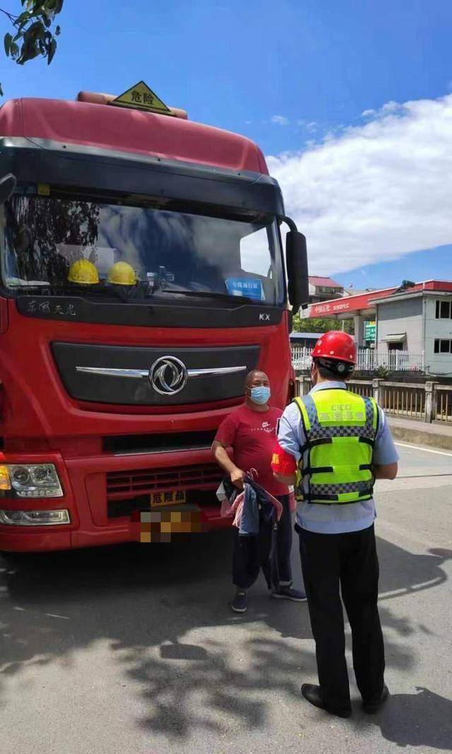 杭瑞高速小貨車側翻,熱心過路司機逆行趕來大喊