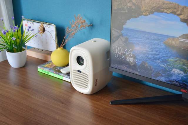 家用投影仪怎么选？小巧轻便AOC F1智能投影，千元价位也有好画质