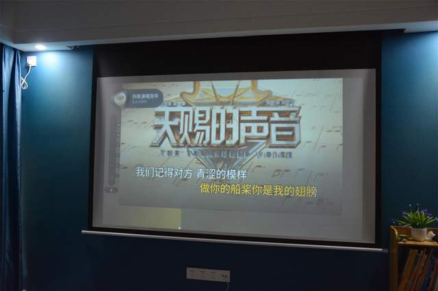 家用投影仪怎么选？小巧轻便AOC F1智能投影，千元价位也有好画质