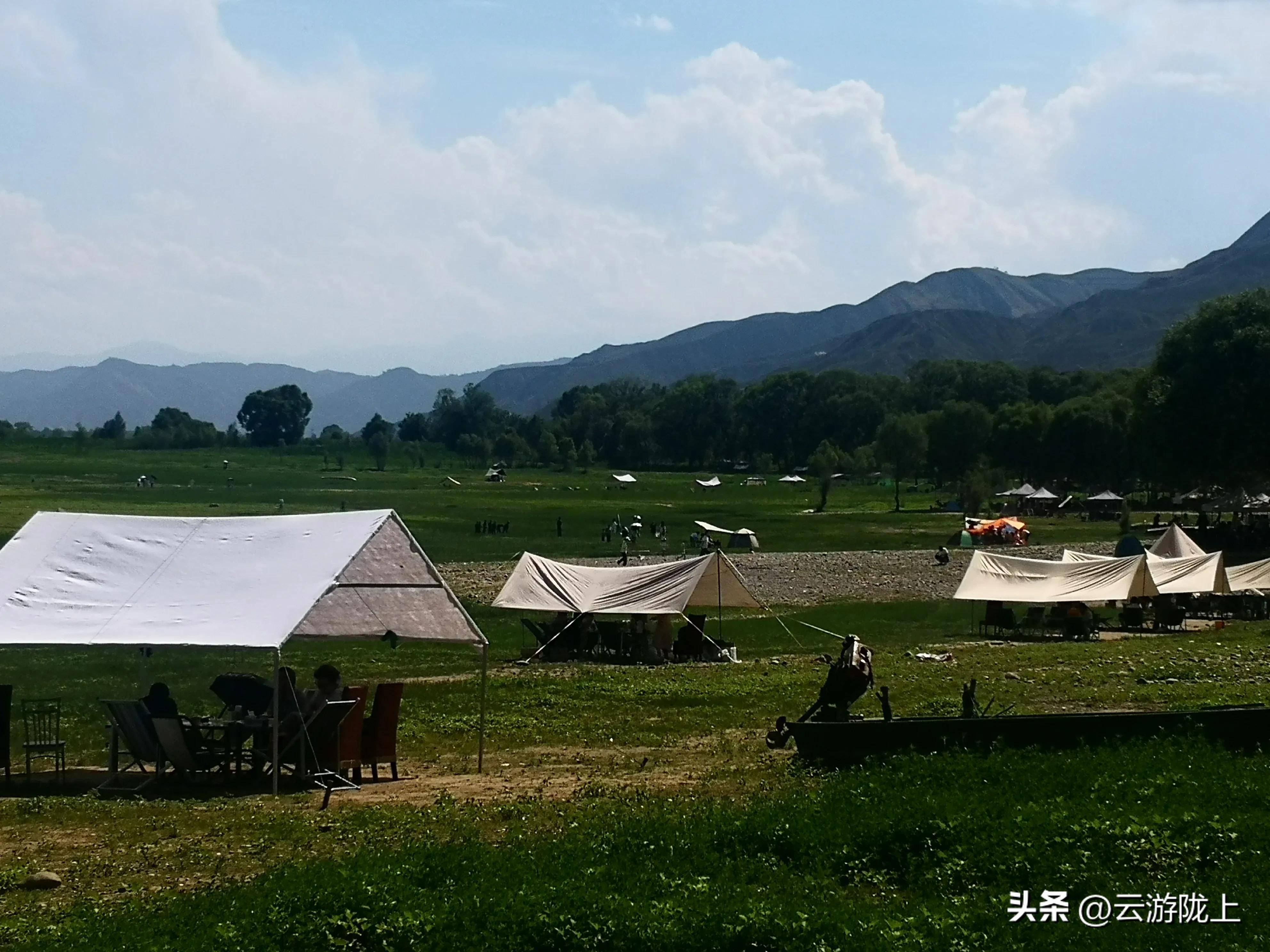 近年来,刘家峡库区周边的村民因地制宜,开发各式住宿,营地和农家乐,大