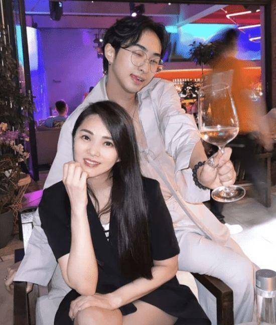 哈利与伊能静母子合照,吐舌扎眼wink,不惧世俗眼光_沙发_相片_孩子