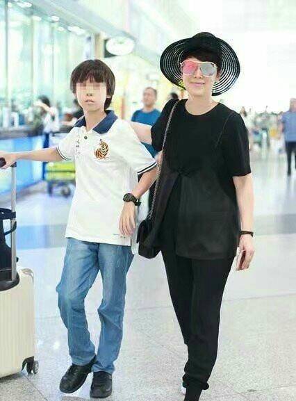 海清10岁儿子罕见亮相,来看看这长的像爸爸还是妈妈呢_老公_网友_低调