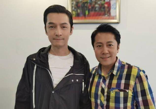 成龙胡歌罕见露面,高圆圆佟丽娅都穿红裙好优雅_刘烨_西装_青少年