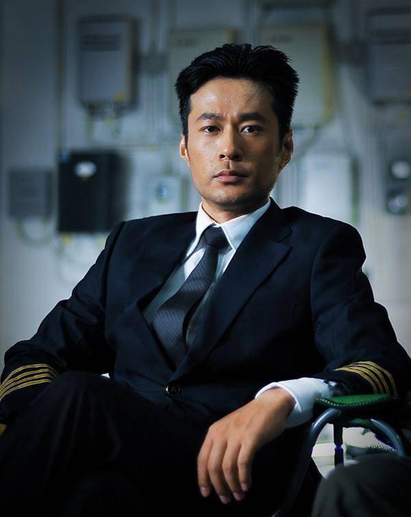 还是《锦衣卫》中的"杨天石"以及《凤穿牡丹》中的"罗志襄",谭凯在