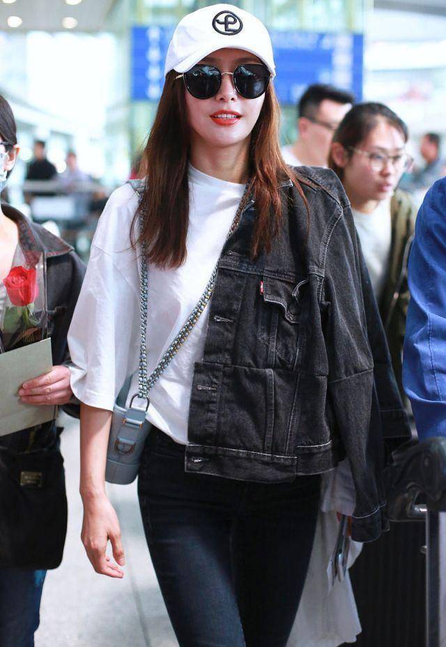 38岁女星秦岚街拍,牛仔夹克运动鞋chanel流浪包,帅气休闲_北京机场_穿