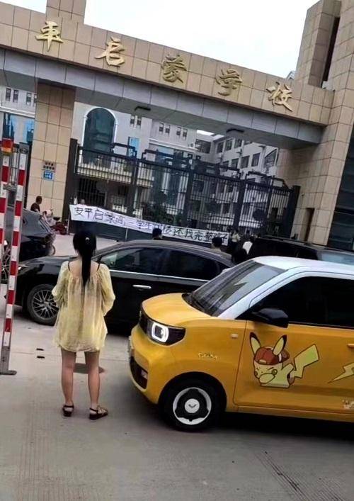 河北省安平县启蒙学校学生定时入厕致使学生跳楼_孩子_儿子_管理