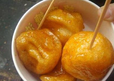 60岁大妈卖"罕见小吃",因城里人没见过而遭哄抢,半小时就卖光_模具