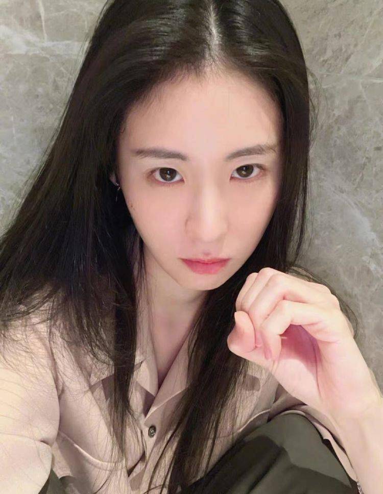 华晨宇否认还有一个孩子后,谈生活近况,张碧晨晒照表白戒指抢镜_工作