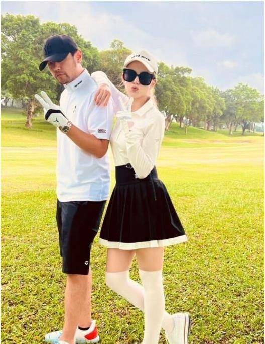 周杰伦与昆凌甜蜜合照!高尔夫球自拍揭秘幸福细节_祝福_照片_衣服