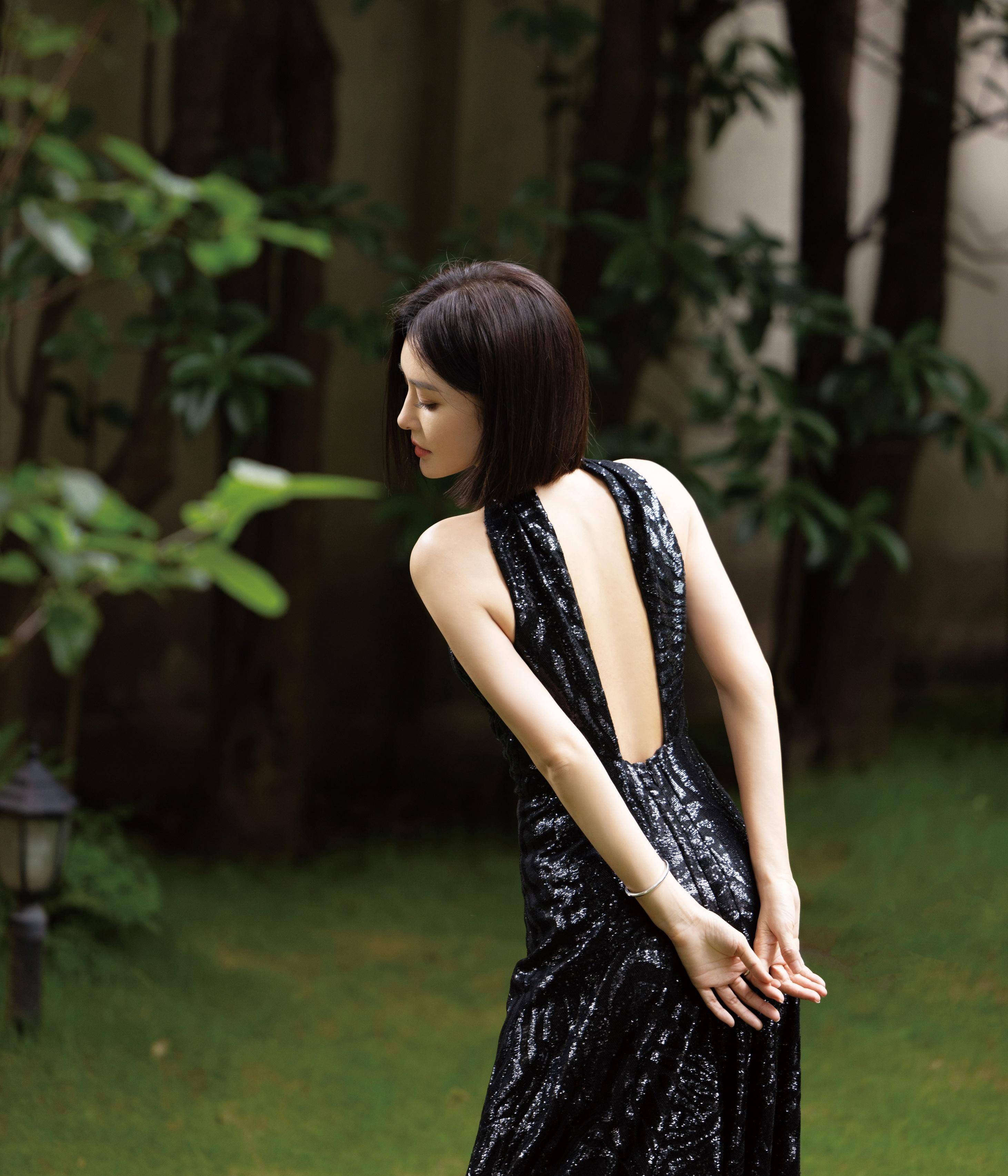 秦岚极简黑裙美丽动人_娱乐_图片_人们