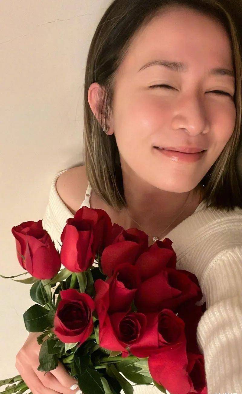 佘诗曼47岁生日,用五个半小时发了上百条动态,回应粉丝的信件_明星