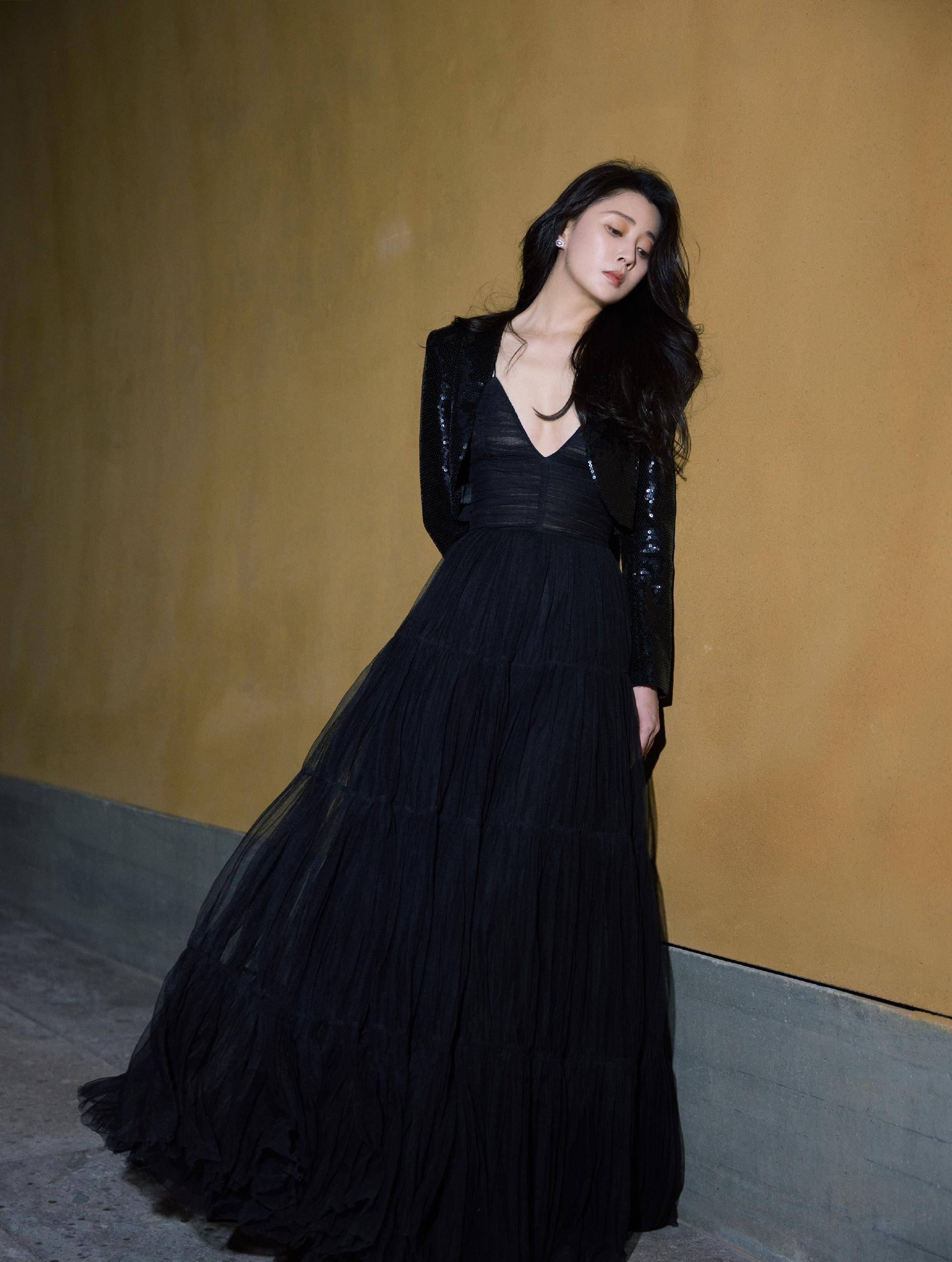 你觉得殷桃穿这件黑色深v连衣裙的表现风格怎么样?