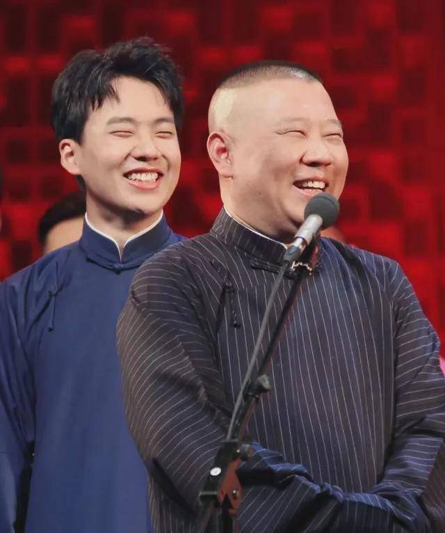 郭德纲在台上口误,被儿子郭麒麟嘲讽,老搭档于谦躺枪_父子_父亲_相声