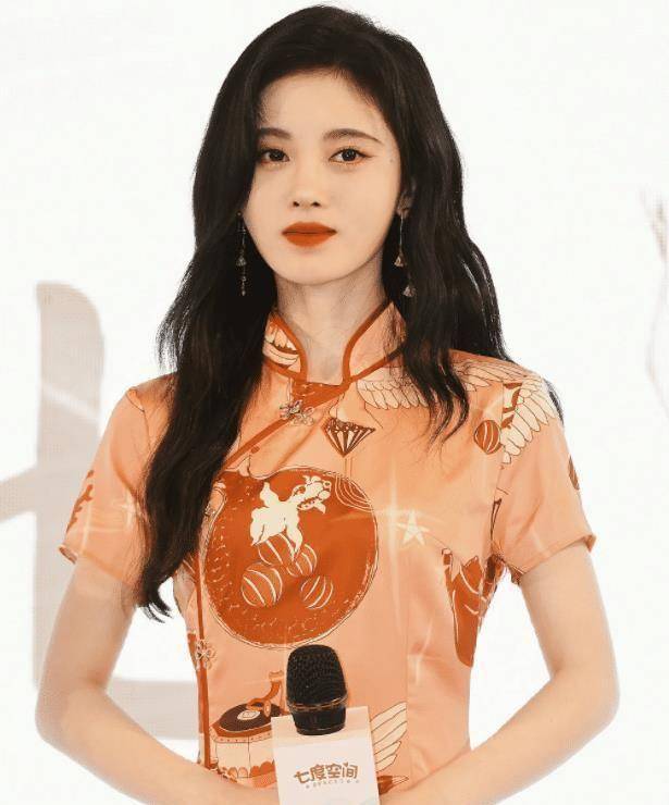 很喜欢鞠婧祎这组照片,穿旗袍气质惊艳,长发披肩温婉可人_整体_衣服