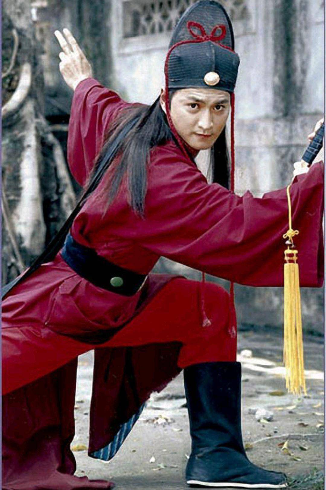 还有今天要说的主角何家劲,提到他就会想到展昭,只不过何家劲现在已经