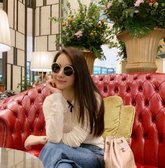 郭富城老婆方媛逛街买名牌,相中2万块的外套花钱毫不手软_衣服_女儿