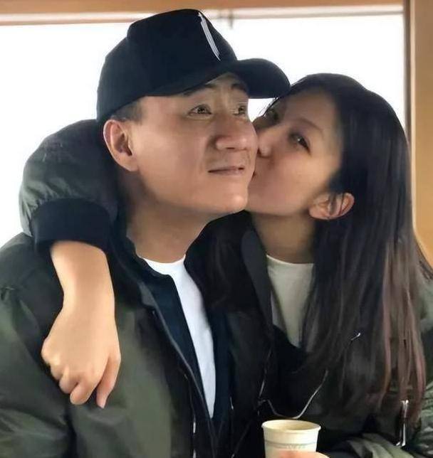 胡军全家到三亚旅游,妻子罕见露面,20岁女儿九儿长相高级似超模_卢芳