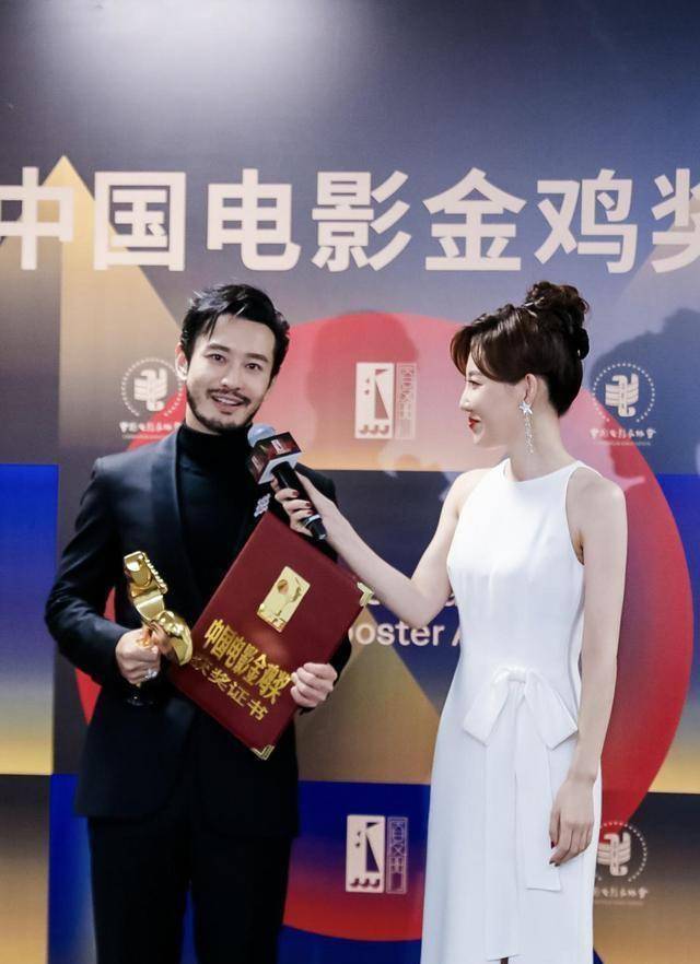 周冬雨成熟,刘浩存穿衣显野心让张译为她拖裙摆_西装_礼服_谢霆锋