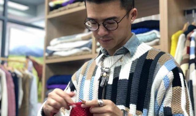 80后广东小伙潘锐彬,辞职回家织毛衣被嘲讽,却爆红网络登上央视_母亲