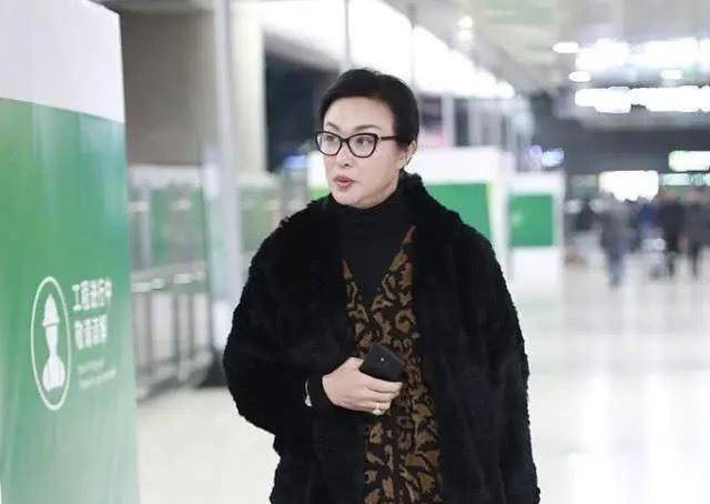 52岁金星近照曝光,停药后身材变壮尽显"男人相",粉丝:太帅了_金姐