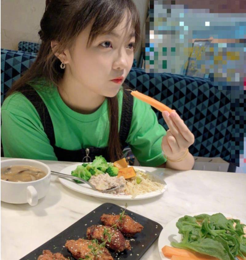 奥运女孩林妙可晒近照,皮肤白皙清纯可人,为瘦身吃减脂餐好拼_少女_穿