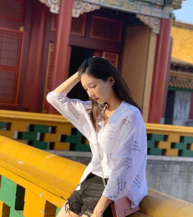 江疏影和王子文同穿印花衬衫,小女生和女神的区别一下子就出来了_照片