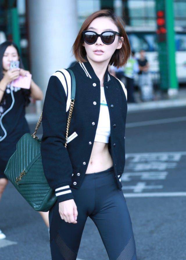 这条运动紧身裤上面,总体的运动风格,对于袁姗姗的人设来说再合适不过