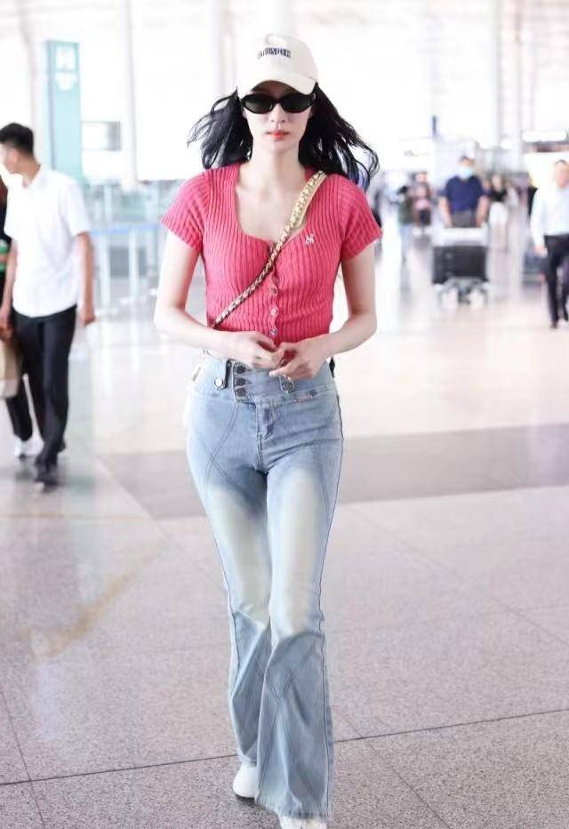 玫红色的上衣搭配浅蓝色牛仔裤,强烈的色彩对比增加了穿搭造型单品